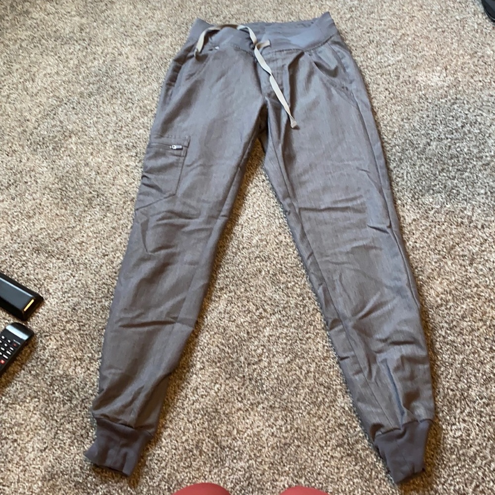 Women’s charcoal figs jogger scrubs